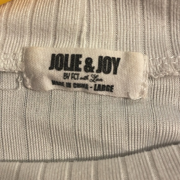 A jumpsuit - Picture 3 of 3